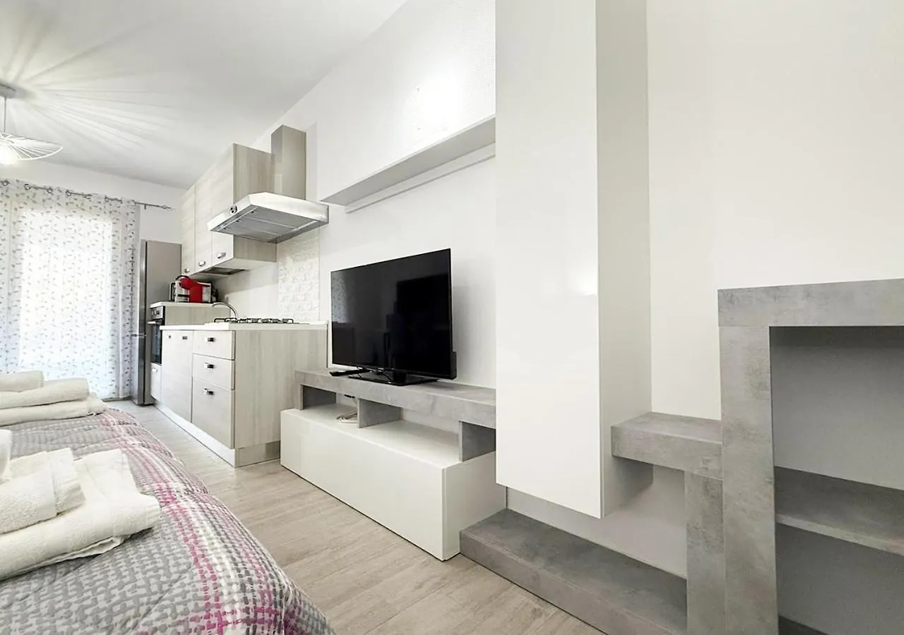 Ferienwohnung Pgs Immobiliare Srls Le Logge 3 Monolocale Ben Accessoriato A Pochi Passi Dal Centro La Maddalena  0*, La Maddalena (Sassari)
